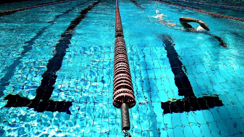 Klapki basenowe – niezbędnik każdego pływaka